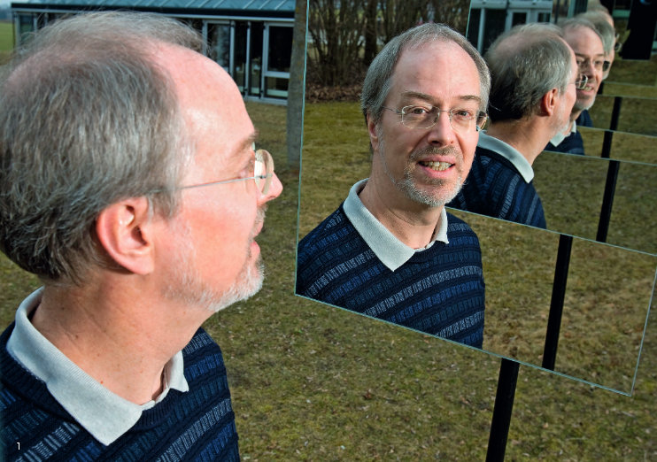 <b>Gerhard Rempe</b> illustrates the principle of the optical resonator: <b>...</b> - zoom