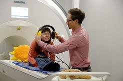 Mithilfe der Attrappe eines Hirnscanners bereitet sich eine junge Probandin auf ein Experiment vor. Michael Skeide Wissenschaftler im Kindersprachlabo