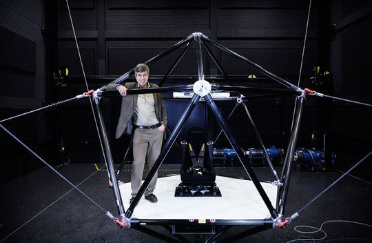 Heinrich Bülthoff mit dem Seilroboter, den sie am Institut Cable Robot Simulator nennen.