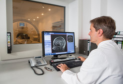 Aufnahmen des Gehirns zu analysieren, ist nicht leicht: Michael Czisch vom MPI für Psychiatrie ist Experte darin.