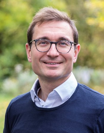 Dr.  Tobias Erb