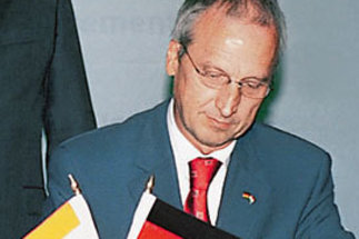 Max-Planck-Gesellschaft intensiviert Indien-Kooperation (2004)