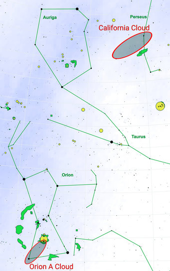 Los puntos negros que representan estrellas se distribuyen a lo largo de la imagen. Algunos de ellos están conectados con líneas verdes que forman las constelaciones estelares de Orión, Tauro, Auriga y partes de Perseo. Dos puntos suspensivos rojos indican la ubicación de las nubes de polvo mencionadas en el texto principal.