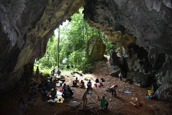 Gua masuk ke situs Topogaro 2 di kompleks gua Topogaro di Sulawesi Tengah.  Topogaro 2 telah digali sejak 2016. Sisa-sisa manusia dari 2000 tahun terakhir telah ditemukan di lapisan atas.