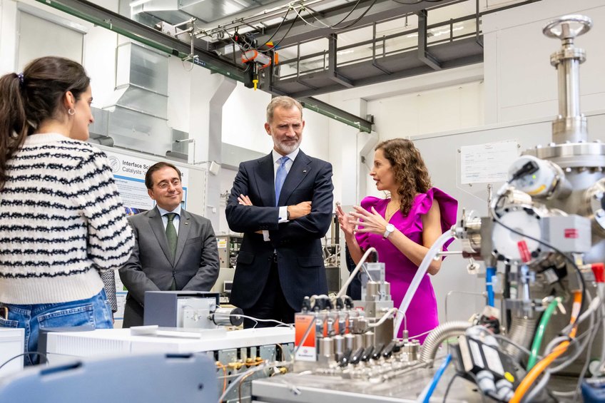Beatriz Roldán, director at the Fritz Haber Institute, with King Felipe VI of Spain in the institute's laboratory. <p>Centre: King Felipe VI of Spain. From left to right: Ane Etxebarria (researcher in the chemical laboratory of the Department of Interfacial Science at FHI), José Manuel Albares Bueno (Spanish Foreign Minister) and Beatriz Roldán (Institute Director).