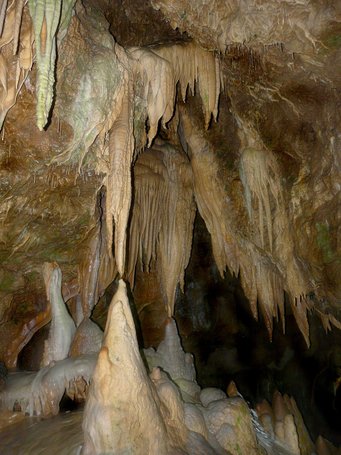 In a solid-state battery, lithium dendrites can only grow from one side of the battery's poles - unlike in dripstone caves with stalactites and stalagmites.