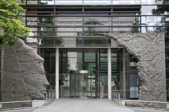 Entrance to the Administrative Headquarters of the Max Planck Society in Munich: on the left the six-metre-high likeness of Minerva, on the right the negative profile.
