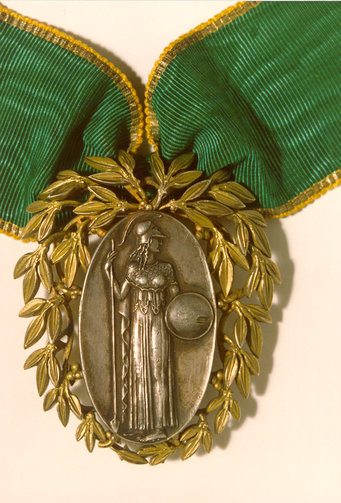 Senator's badge of the Kaiser Wilhelm Society after a design by Carl Sattler (1927). In his depiction of Minerva, she is much more feminine in her appearance than had previously been customary.