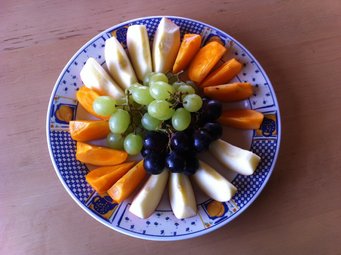 Plate with bite-sized pieces of fruits