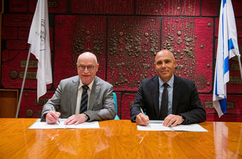 Max Planck President Martin Stratmann and Alon Chen, President of the Weizmann Institute, sign the cooperation agreement.