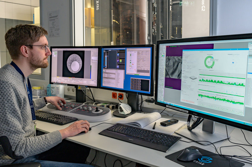 Christian Dienemann analyses results of his investigations with the cryo-electron microscope.
