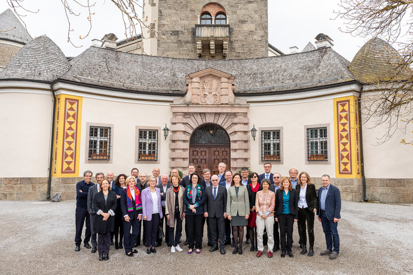 Group photo of the G6 delegation at their meeting to shape the next EU Framework Programme for Research and Innovation (FP10) at Ringberg Castle from April 17-19, 2023. Centre: Max Planck President Martin Stratmann. Max Planck Secretary-General Simone Schwanitz is second from the left.