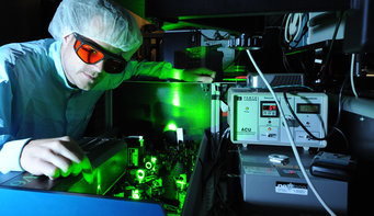 Clean for strong laser light: Tim Paasch-Colberg works on the laser system in a clean room, where powerful femtosecond pulses are generated. Airborne dust could interfere with this process.