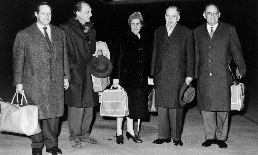 Prof. Feodor Lynen, Prof. Wolfgang Gentner, Alice Gentner, Prof. Otto Hahn and Dr. Josef Cohn (from left to right) on their way to Israel.