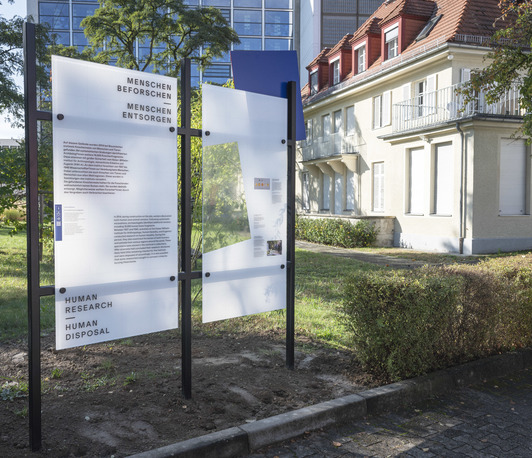 Führung durch die Dauerausstellung zur Geschichte des Kaiser-Wilhelm-Instituts für Anthropologie, menschliche Erblehre und Eugenik am historischen Ort. Im Gebäude befindet sich heute das Otto-Suhr-Institut für Politikwissenschaft der Freien Universität.