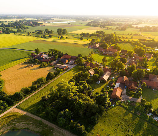 von Wiesen und Feldern umgebenes Dorf